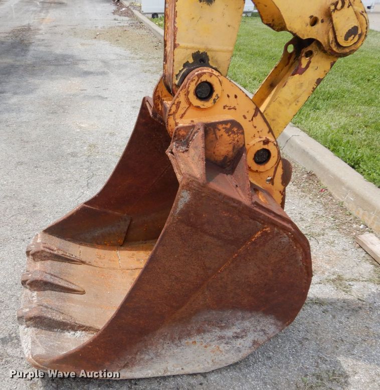 image for item GV9013 2000 New Holland EW160  rubber tire excavator