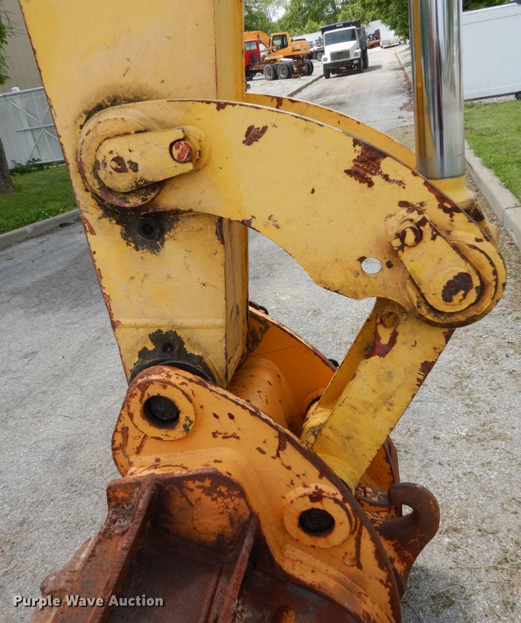 image for item GV9013 2000 New Holland EW160  rubber tire excavator