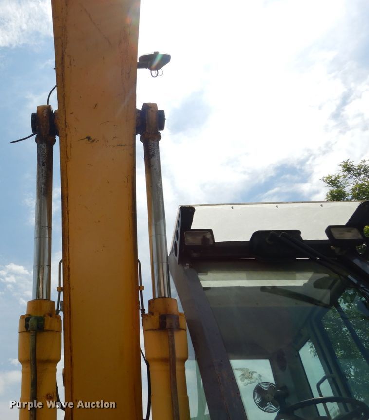 image for item GV9013 2000 New Holland EW160  rubber tire excavator