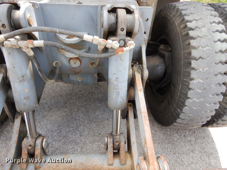 image for item GV9013 2000 New Holland EW160  rubber tire excavator