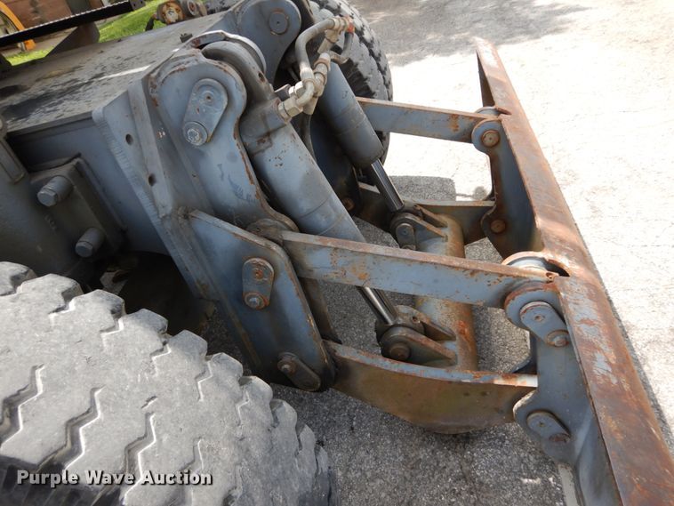 image for item GV9013 2000 New Holland EW160  rubber tire excavator