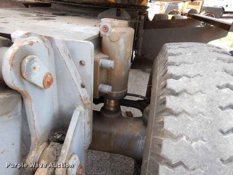 image for item GV9013 2000 New Holland EW160  rubber tire excavator