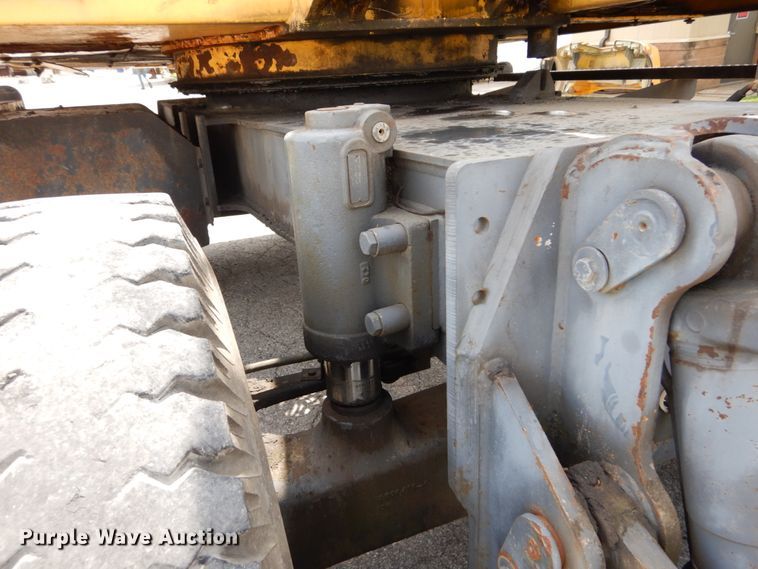 image for item GV9013 2000 New Holland EW160  rubber tire excavator