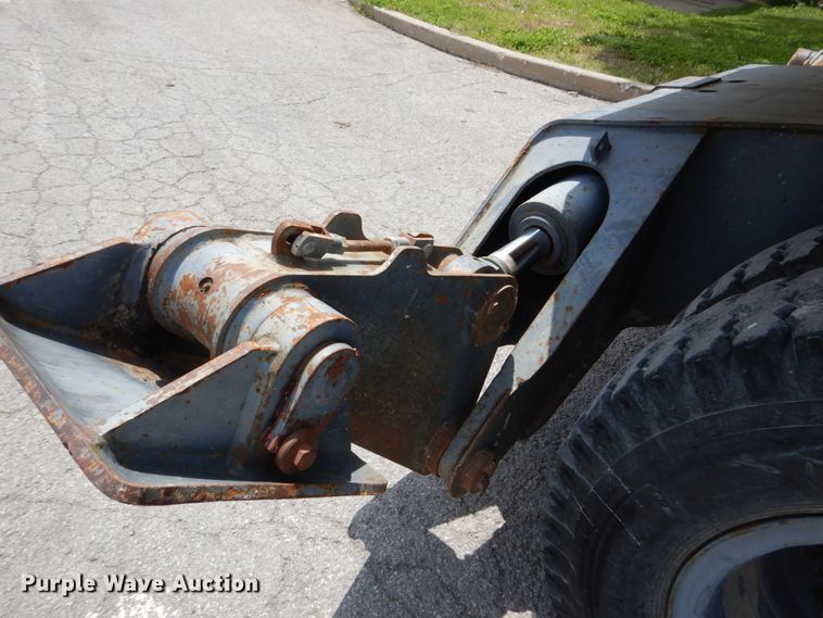 image for item GV9013 2000 New Holland EW160  rubber tire excavator