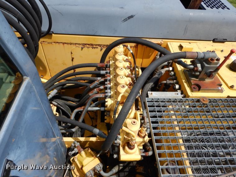 image for item GV9013 2000 New Holland EW160  rubber tire excavator