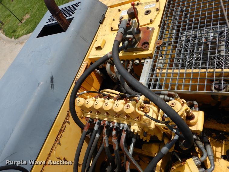 image for item GV9013 2000 New Holland EW160  rubber tire excavator