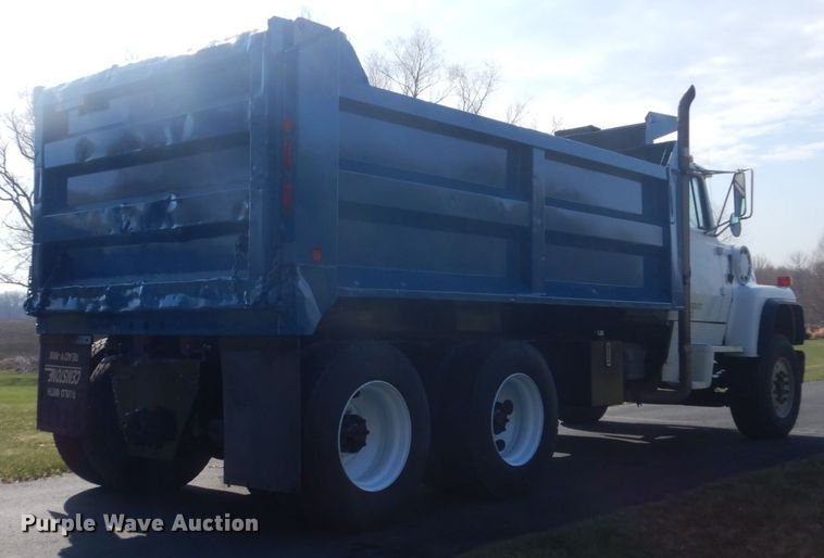 image for item GW9785 1997 Ford LT8000 dump truck