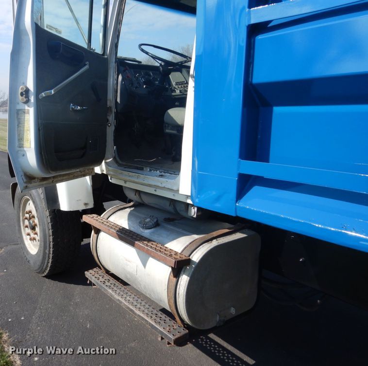 image for item GW9785 1997 Ford LT8000 dump truck