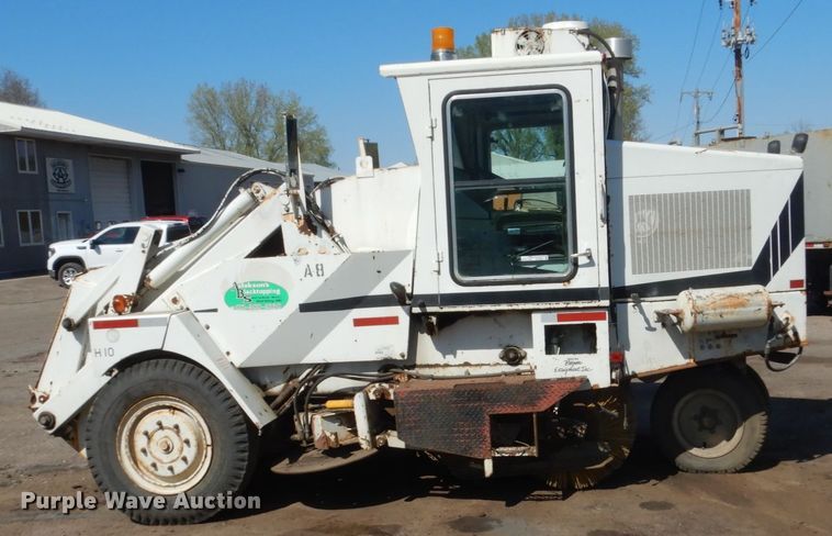 image for item GW9889 1988 Athey H10 street sweeper