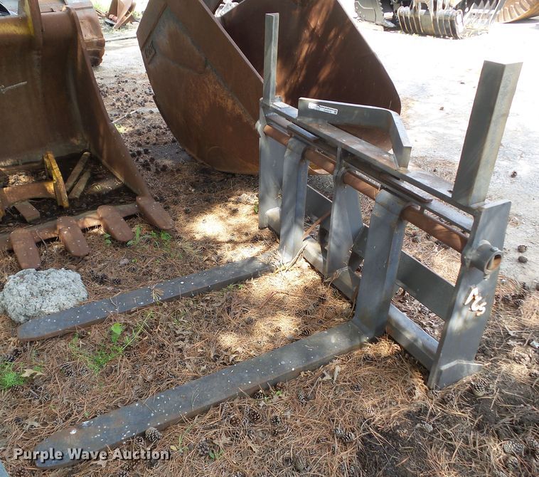 image for item GX9076 Daewoo Mega 250-V pallet forks