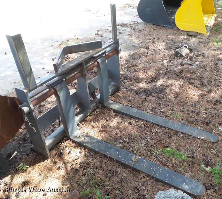 image for item GX9076 Daewoo Mega 250-V pallet forks