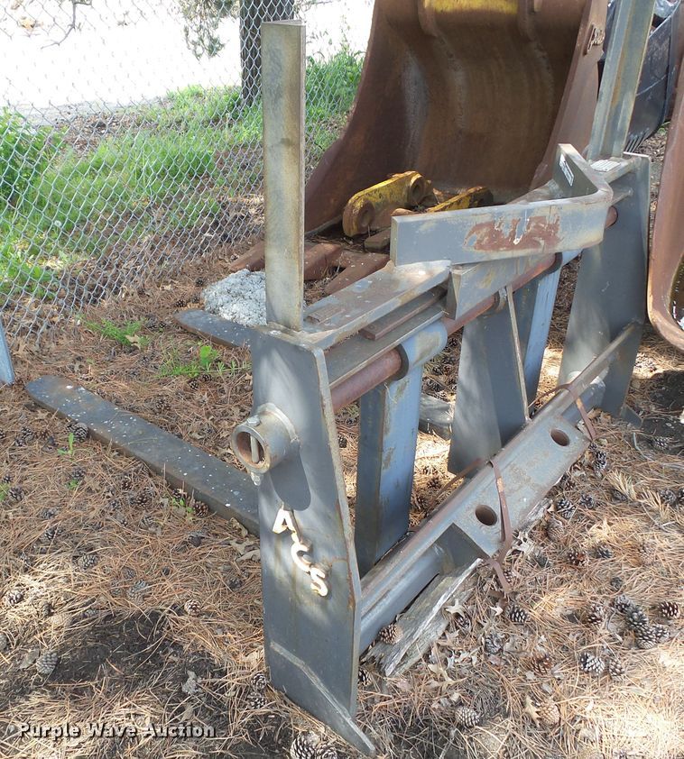 image for item GX9076 Daewoo Mega 250-V pallet forks