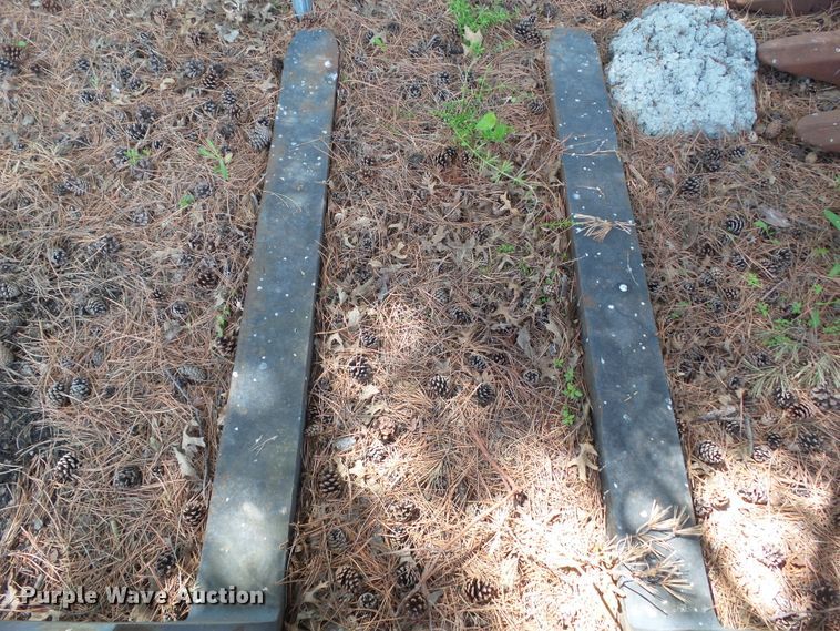 image for item GX9076 Daewoo Mega 250-V pallet forks