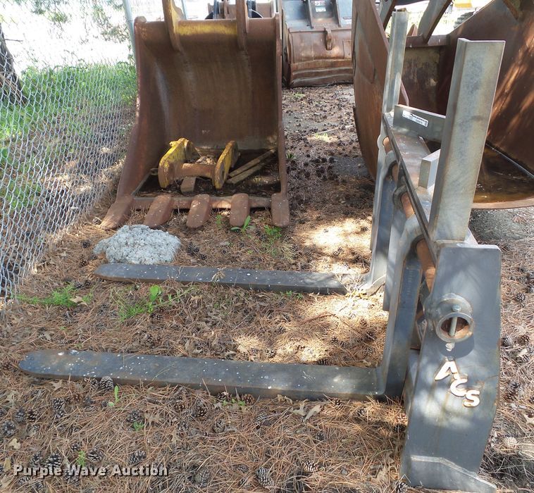 image for item GX9076 Daewoo Mega 250-V pallet forks