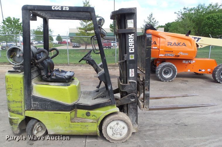 image for item GX9089 Clark CGC25  forklift