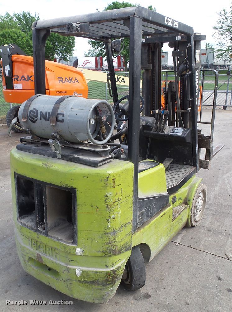 image for item GX9089 Clark CGC25  forklift