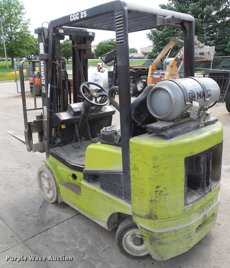 image for item GX9089 Clark CGC25  forklift