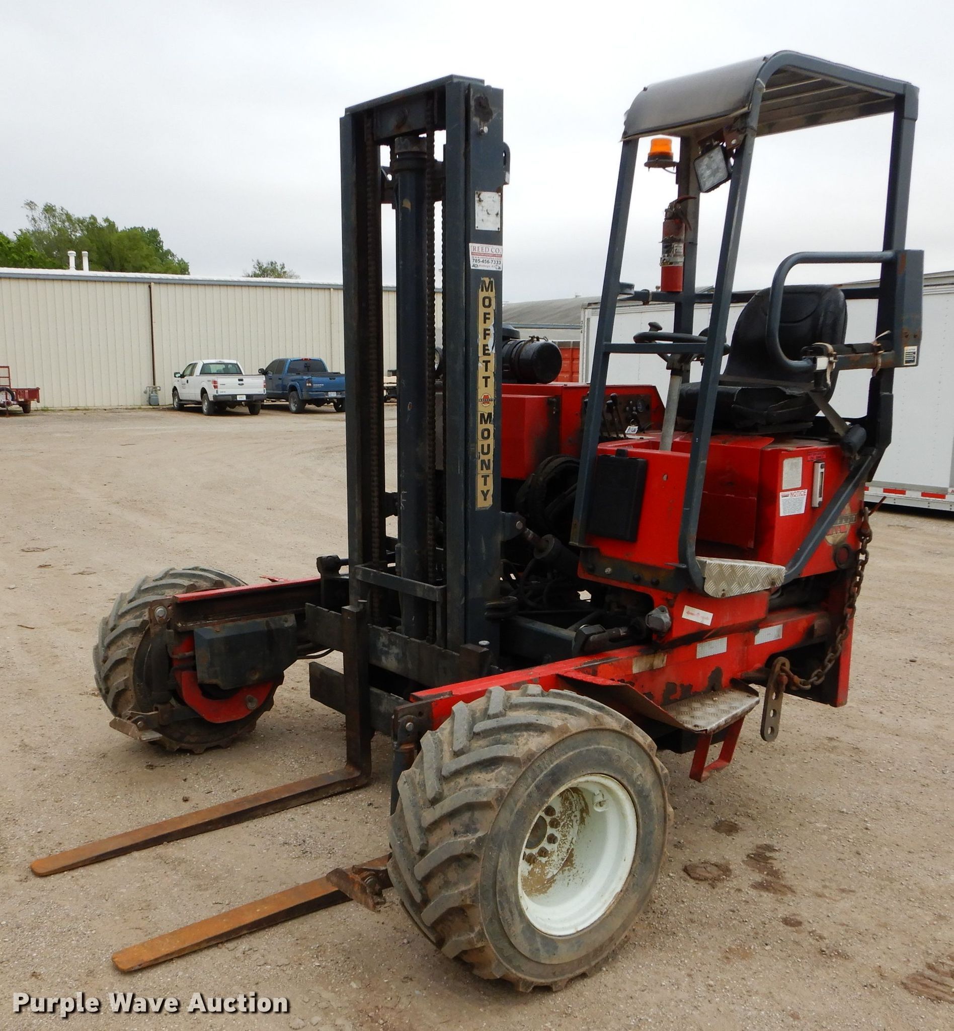 2001 Moffett M5500 forklift in Wamego, KS Item FY9122 sold Purple Wave