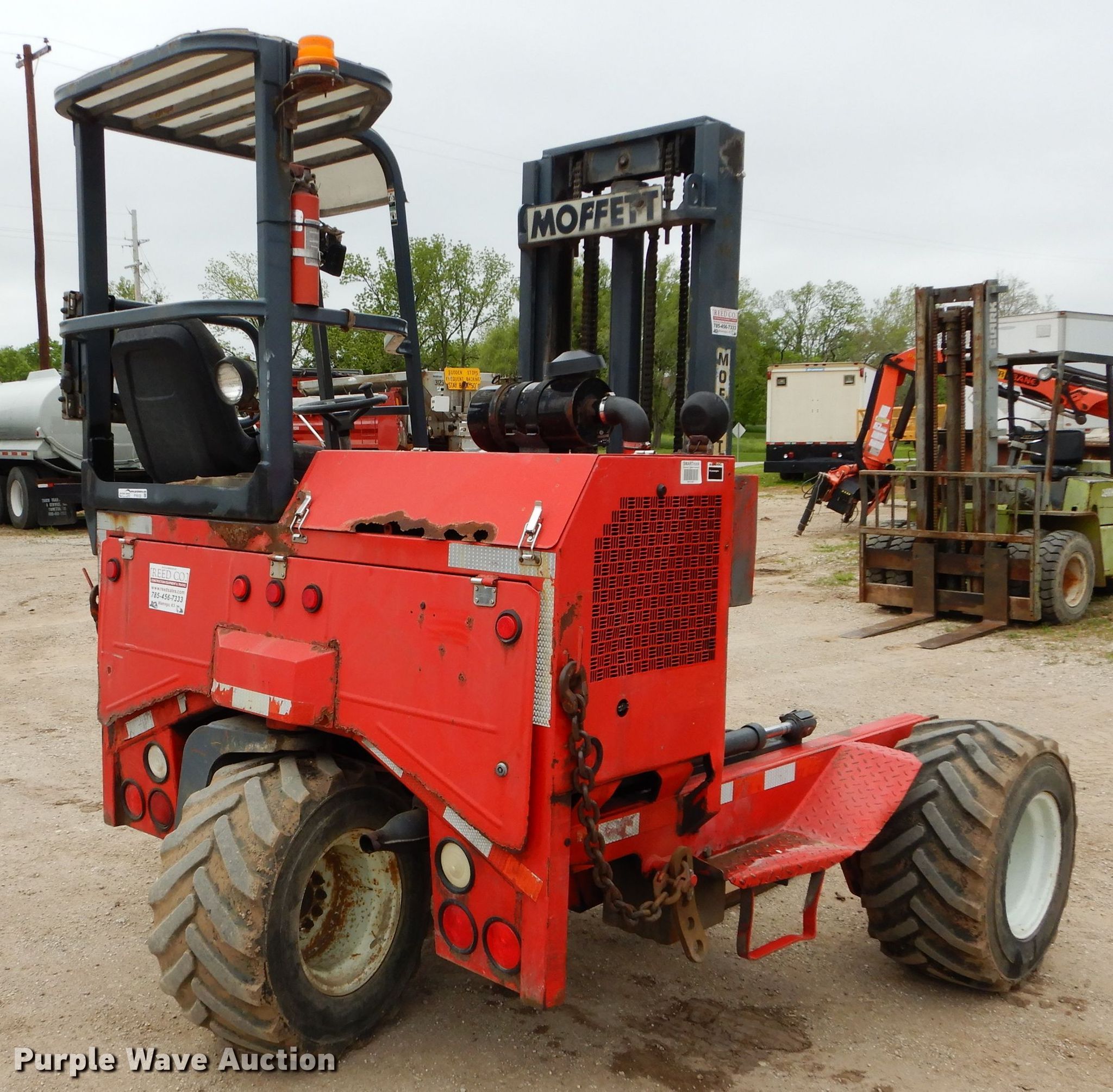 2001 Moffett M5500 forklift in Wamego, KS Item FY9122 sold Purple Wave