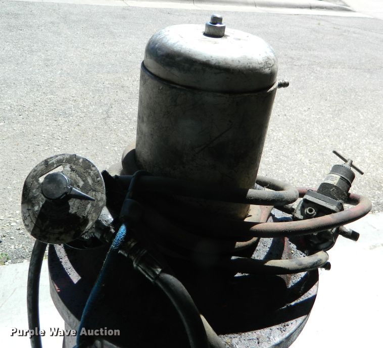 image for item DE4454 Pneumatic grease and oil system