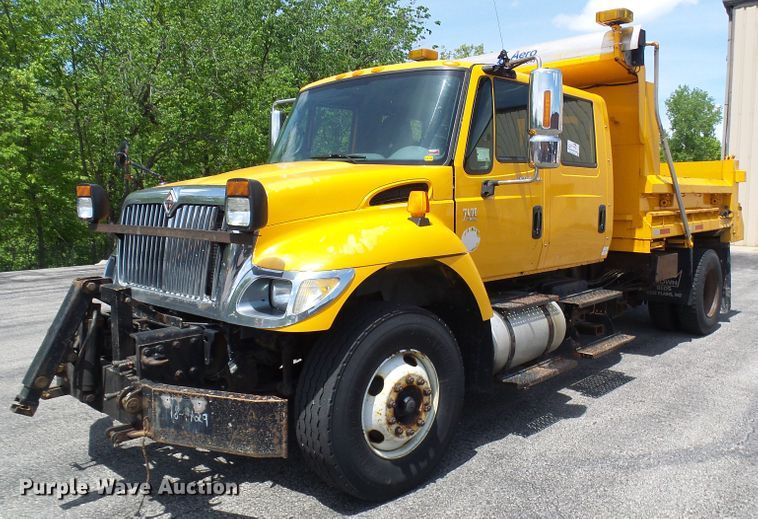 image for item DG5669 2005 International 7400  Crew Cab dump truck