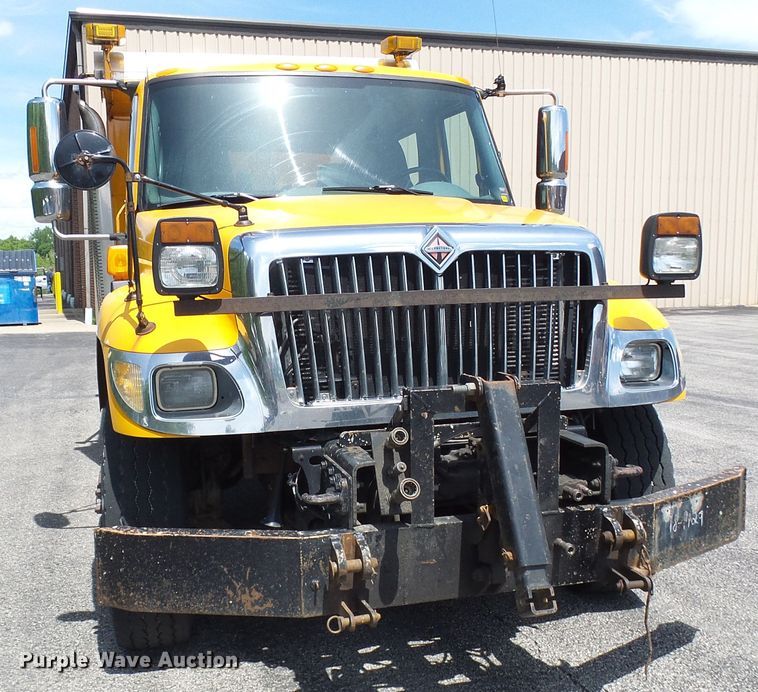 image for item DG5669 2005 International 7400  Crew Cab dump truck