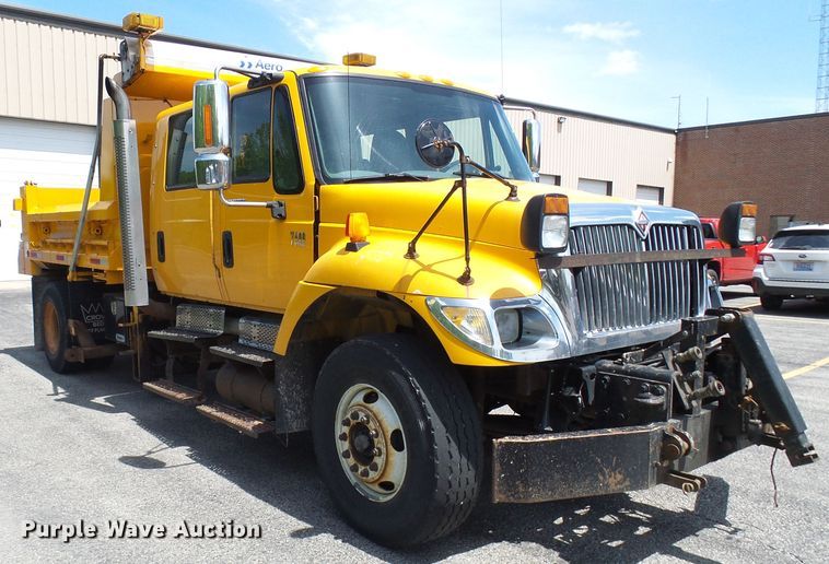 image for item DG5669 2005 International 7400  Crew Cab dump truck