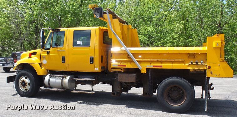 image for item DG5669 2005 International 7400  Crew Cab dump truck