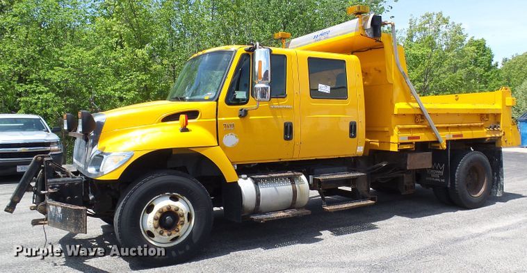 image for item DG5669 2005 International 7400  Crew Cab dump truck