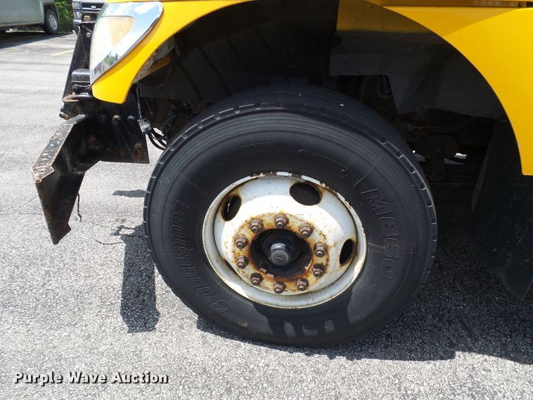 image for item DG5669 2005 International 7400  Crew Cab dump truck