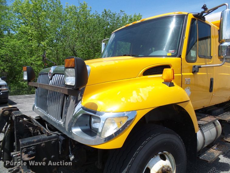 image for item DG5669 2005 International 7400  Crew Cab dump truck