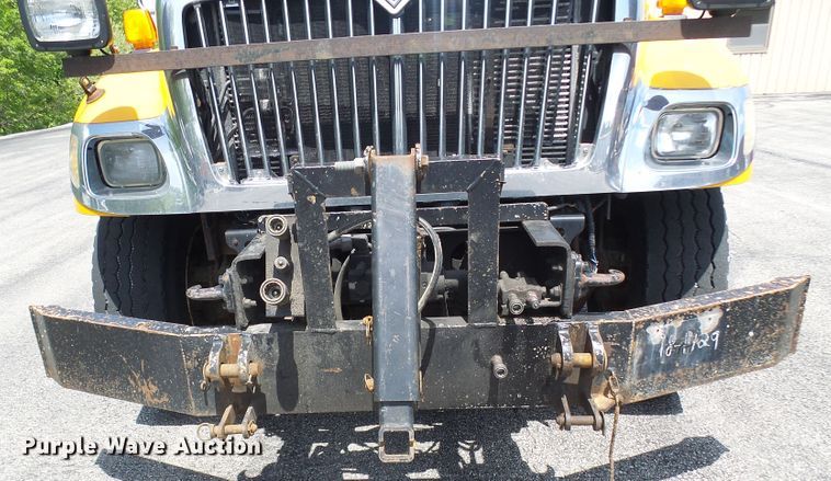 image for item DG5669 2005 International 7400  Crew Cab dump truck