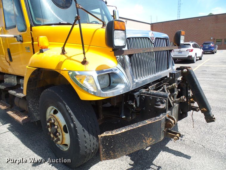 image for item DG5669 2005 International 7400  Crew Cab dump truck