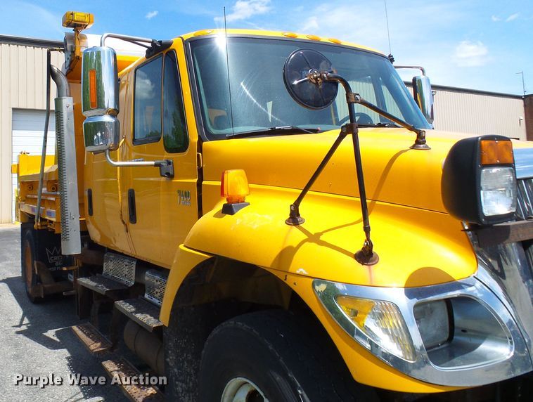 image for item DG5669 2005 International 7400  Crew Cab dump truck