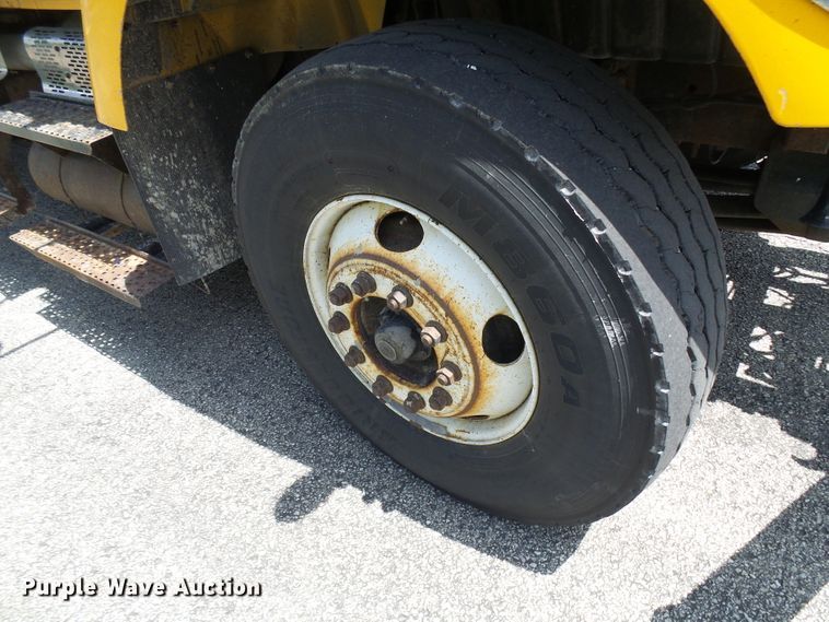 image for item DG5669 2005 International 7400  Crew Cab dump truck