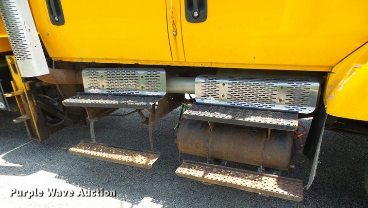 image for item DG5669 2005 International 7400  Crew Cab dump truck