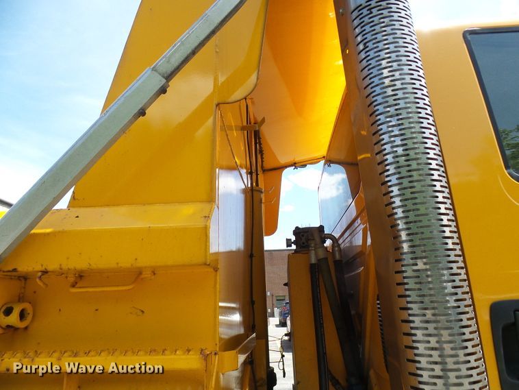 image for item DG5669 2005 International 7400  Crew Cab dump truck