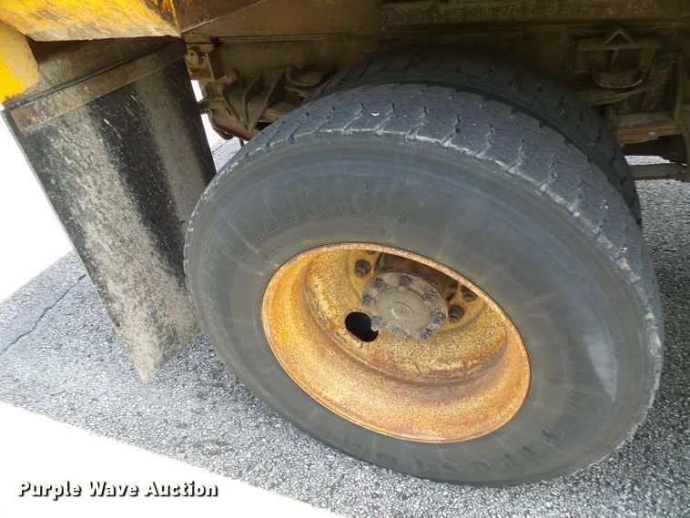 image for item DG5669 2005 International 7400  Crew Cab dump truck