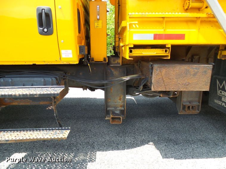 image for item DG5669 2005 International 7400  Crew Cab dump truck