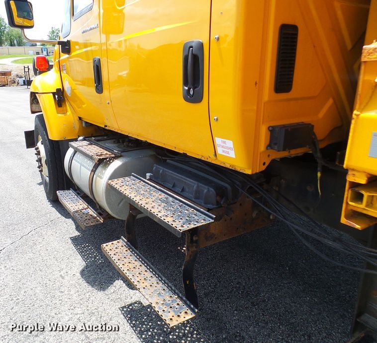 image for item DG5669 2005 International 7400  Crew Cab dump truck