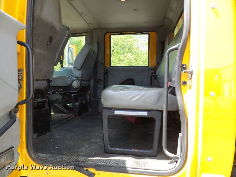 image for item DG5669 2005 International 7400  Crew Cab dump truck