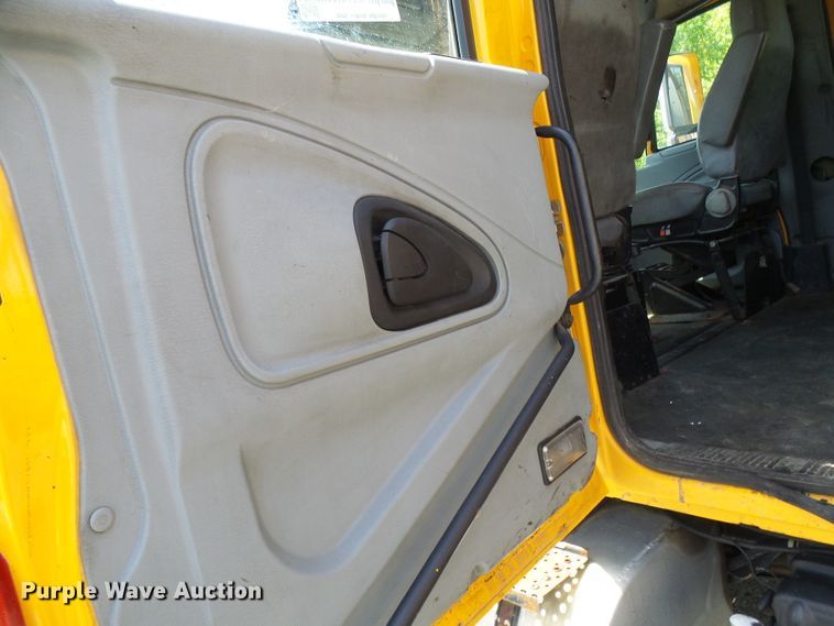 image for item DG5669 2005 International 7400  Crew Cab dump truck