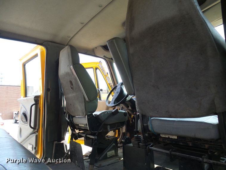 image for item DG5669 2005 International 7400  Crew Cab dump truck