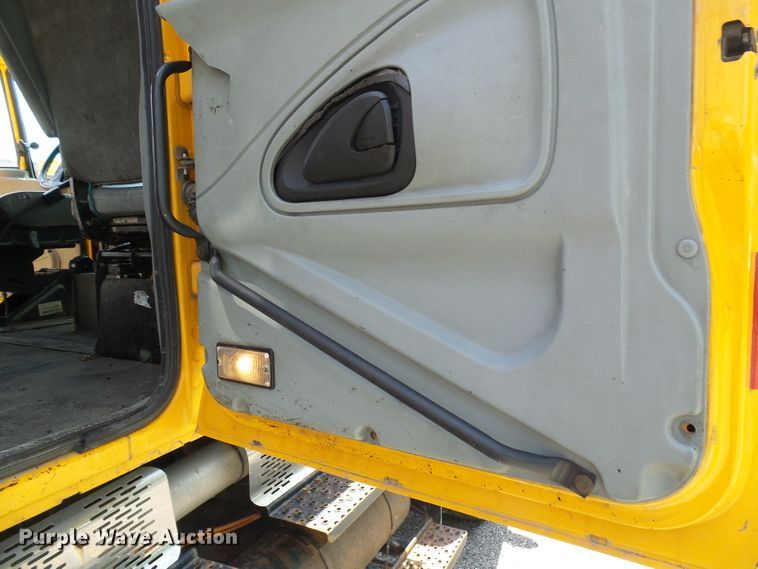 image for item DG5669 2005 International 7400  Crew Cab dump truck