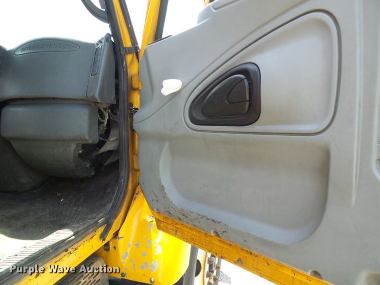 image for item DG5669 2005 International 7400  Crew Cab dump truck