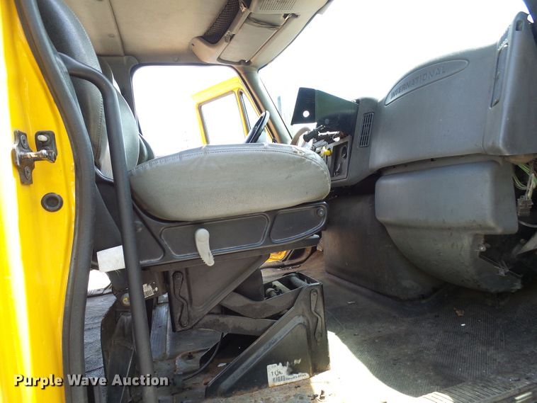 image for item DG5669 2005 International 7400  Crew Cab dump truck