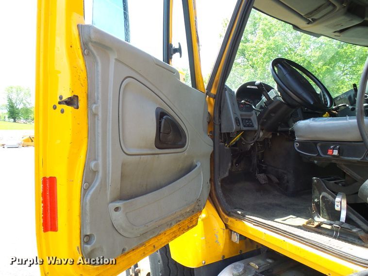 image for item DG5669 2005 International 7400  Crew Cab dump truck