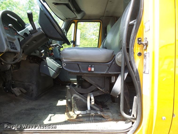 image for item DG5669 2005 International 7400  Crew Cab dump truck