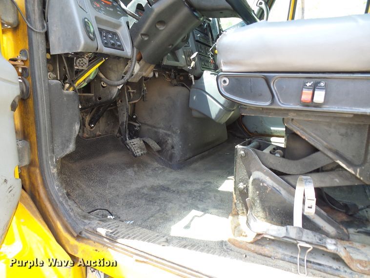 image for item DG5669 2005 International 7400  Crew Cab dump truck