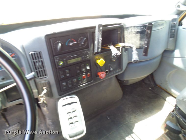 image for item DG5669 2005 International 7400  Crew Cab dump truck